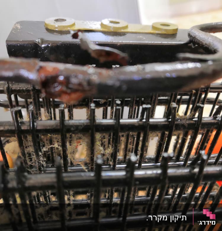 סליל קירור מלוכלך עם אבק וחלודה